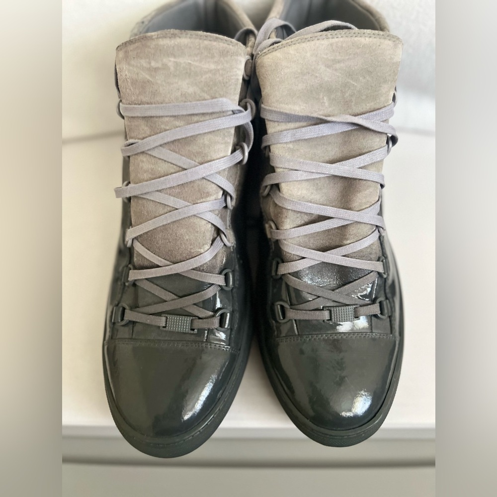 Balenciaga! Men’s Size 15. Color is light gray to dark gray. Great condition